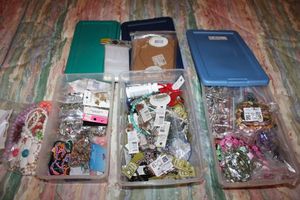 lot 360 image: Beads and jewelry making supplies