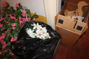 lot 344 image: Artificial flowers and crafts