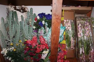 lot 347 image: Artificial flowers