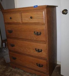 lot 389 image: 4 Drawer Dresser