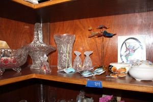 lot 399 image: Lead crystal bowls with butterfly design and ceramic butterflies