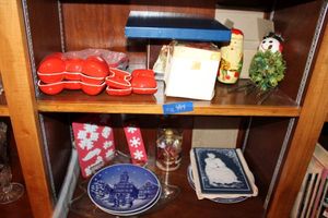 lot 404 image: Christmas plates and dcor