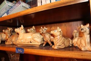 lot 406 image: Ceramic cow butter dish, creamer, sugar bowl, salt and pepper shakers