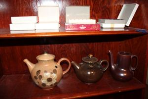 lot 419 image: Brown teapots, crystal and porcelain knife rests