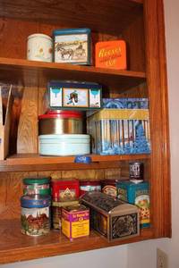lot 424 image: Decorative tins