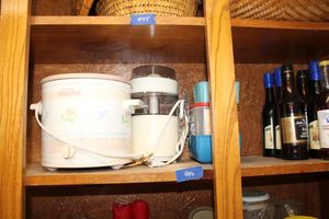 lot 446 image: Kitchen crockpot, mini food processor