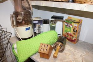 lot 452 image: Kitchen Food processor, can opener, coffee grinders, tortilla bowl maker