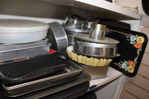 lot 453 image: Kitchen baking pans, cookie sheets