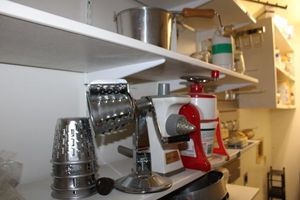 lot 468 image: Kitchen hand crank food grinder, ice shaver, popcorn popper and more