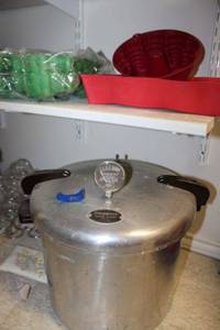 lot 470 image: Kitchen Presto presser cooker and Canner
