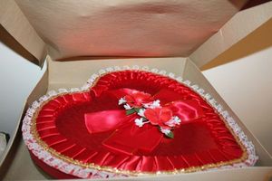 lot 596 image: Valentines candy heart boxes (empty)