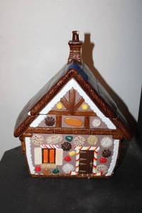 lot 613 image: Cookie jar with cookie house design