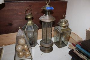 lot 539 image: Brass lanterns and decorative pyramid