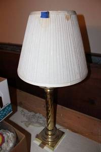 lot 540 image: Brass colored table lamp