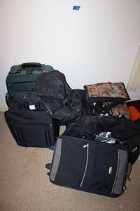 lot 568 image: Carry-on size travel bags and shopping bags