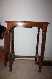 lot 501 image: Vintage side table with spindle legs