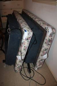 lot 504 image: King size power lift bed