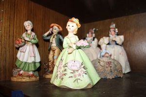 lot 620 image: Doll figurines as shown