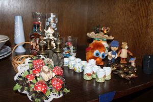 lot 621 image: Small trinkets brass penny holders, mini mugs, brass lanterns, doll house chair and more