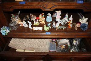 lot 635 image: Home dcor small figurines, flatware, placemats and more