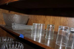 lot 636 image: Textured lettuce bowl and clear juice glasses