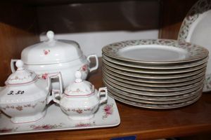 lot 680 image: Pink flower pattern plates, tureen and creamer and sugar set