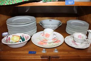 lot 690 image: Villeroy & Boch Springfield plates, and Misc. flower dishes