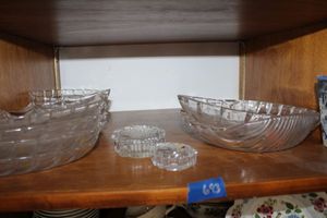 lot 693 image: Shell shaped clear crystal dishes