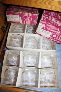 lot 233 image: Gold filigree Czech Karolinka glassware (2 boxes)