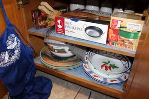 lot 253 image: Kitchen Plastic bowls and trays, pancake pan, knife sets, and Fondu pot