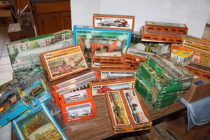 lot 275 image: Vintage train set, see photos