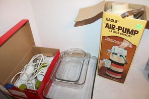 lot 296 image: Air pump drink dispenser, emersion blender, Pyrex cooking dishes