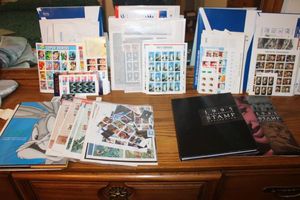 lot 438 image: Stamp collection includes 1990s Commemorative stamp books