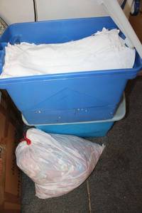 lot 653 image: White cloth napkins and fabric