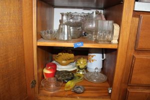 lot 713 image: Vintage glass dishes, desk clock and more