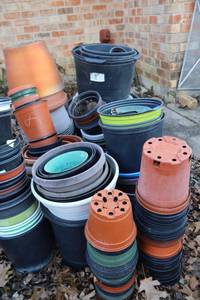 lot 850 image: Plastic planters