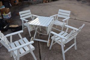 lot 855 image: Patio table and chairs (some panels need attention)