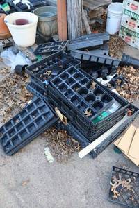 lot 862 image: Plastic plant starters