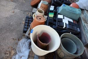 lot 859 image: Mixed planters - plastic, terra cotta