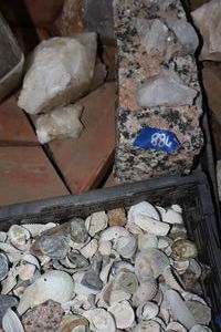 lot 886 image: Rocks and rough gemstones