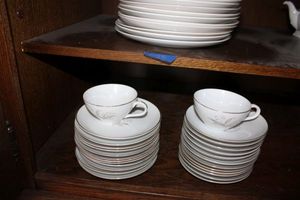 lot 628 image: Vintage KAYSONS Golden Rhapsody dish set