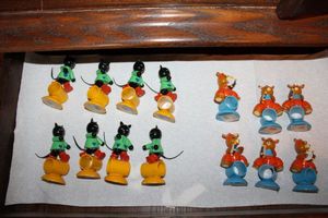 lot 626 image: Wooden cat and bear napkin rings