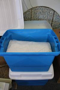 lot 655 image: Cloth napkins and fabric - 4 totes
