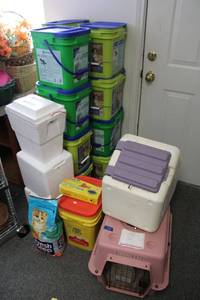lot 658 image: Cat lot animal kennel, food storage container, cat litter (1 container and 1 bag), and lots of empty litter containers
