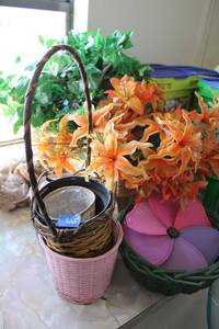 lot 665 image: Baskets and artificial flowers