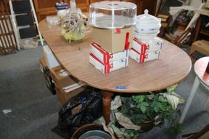 lot 813 image: Vintage Formica top table with 2 extension leaves