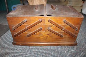 lot 817 image: Vintage wooden toolbox
