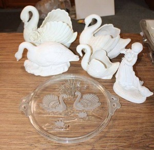 lot 672 image: Swan themed lot figurines and serving platter