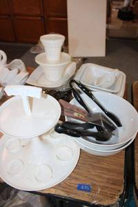 lot 673 image: Kitchen serving items vintage plastic cupcake holder, white serving bowls, and serving utensils