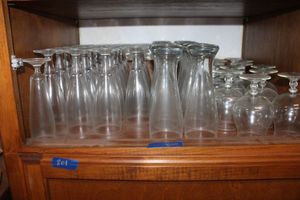 lot 800 image: Clear glass beer glasses and bourbon glasses